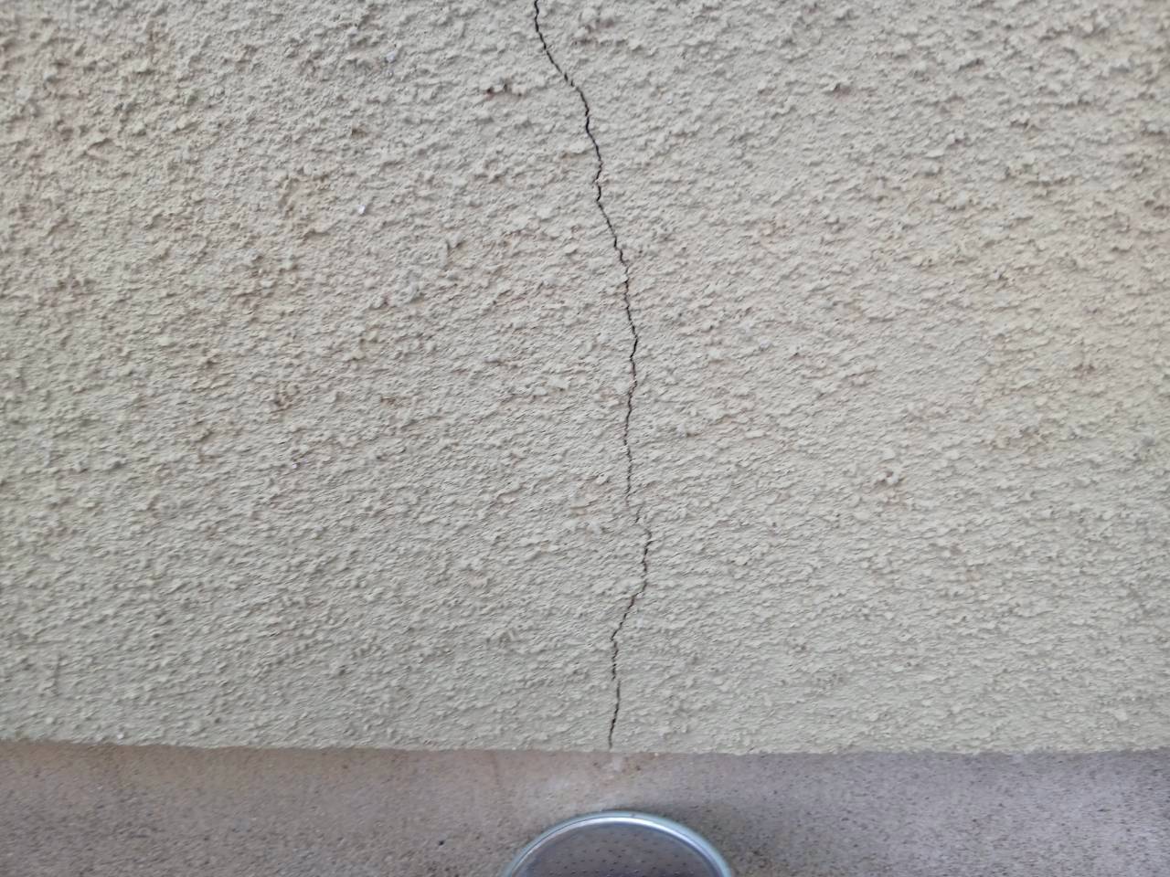 足立区でクラック発生の建物の修繕は株式会社共進にお任せ！