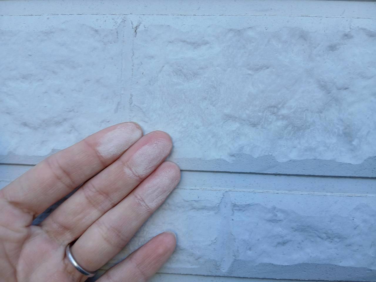 外壁のチョーキングに気づいていますか？早めのメンテナンスで住まいを守りましょう！